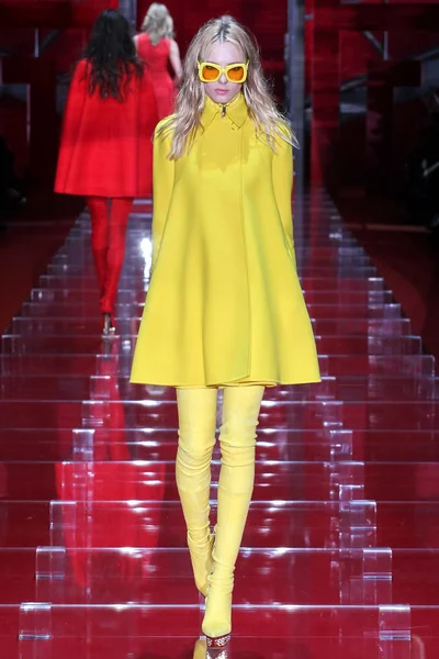 Look 10